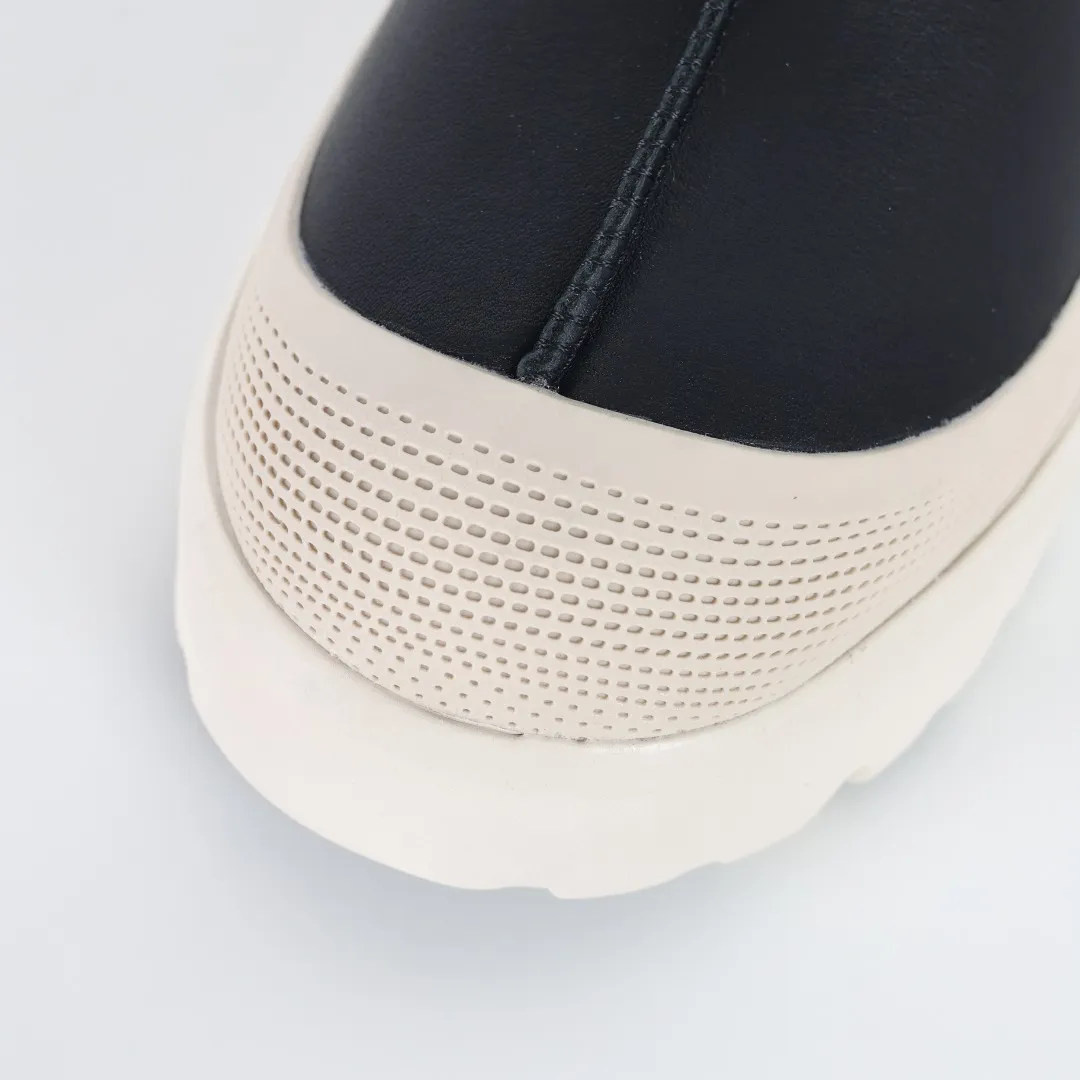 Pick up locally 💰620 Core recommendation Good price Cashmere insoles are a very suitable choice for keeping warm in winter and at home. In the new year, uug launched a series of styles, which are partial to the preferences of young consumers and have also moved to the forefront of fashion trends. Shoe body material Water-repellent coated suede upper 17mm UGGPURE™ implanted wool insole Lightweight non-slip comfortable rubber outsole With brand LOGO Trademark Comes with a full set of packaging Size: 35 36 37 38 39 40 41 42 43 44